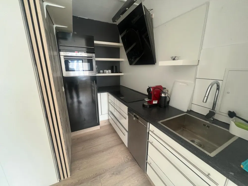 Frisch renovierte Wohnung mit Balkon und TG Parkplatz (Golzheim)