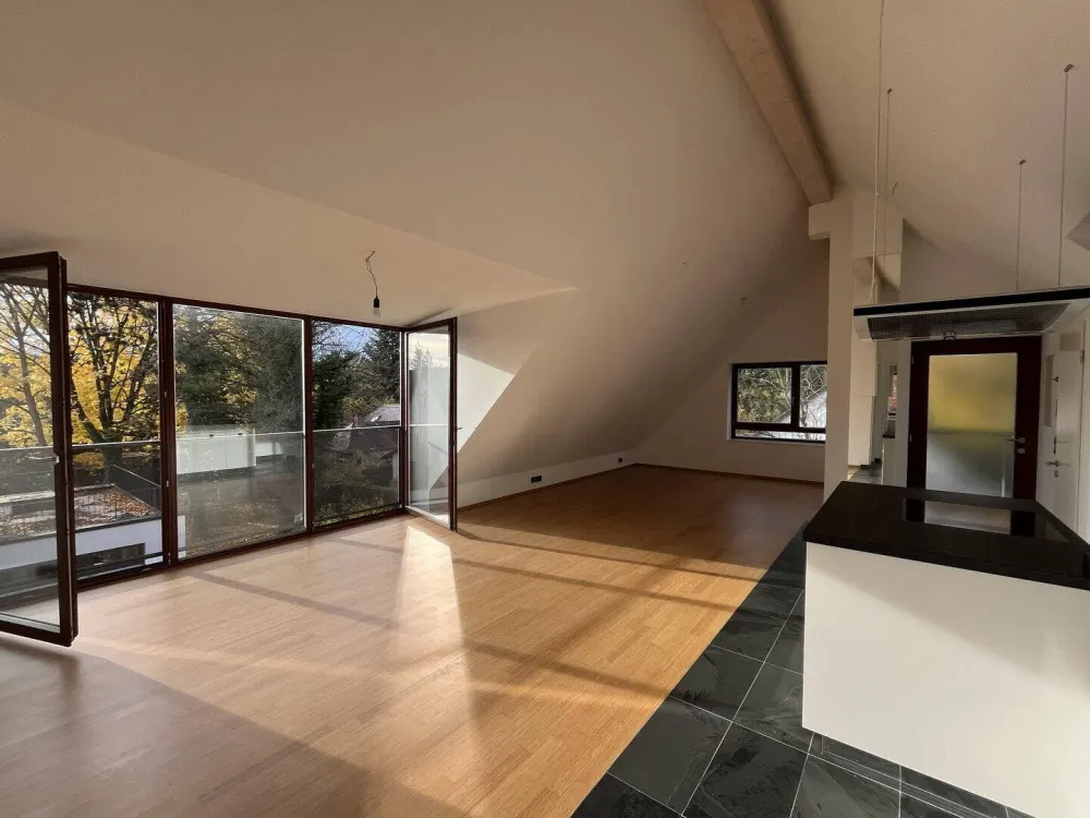 3 Zimmer lichtdurchflutete DG-Wohnung Inmitten von München-Waldtrudering