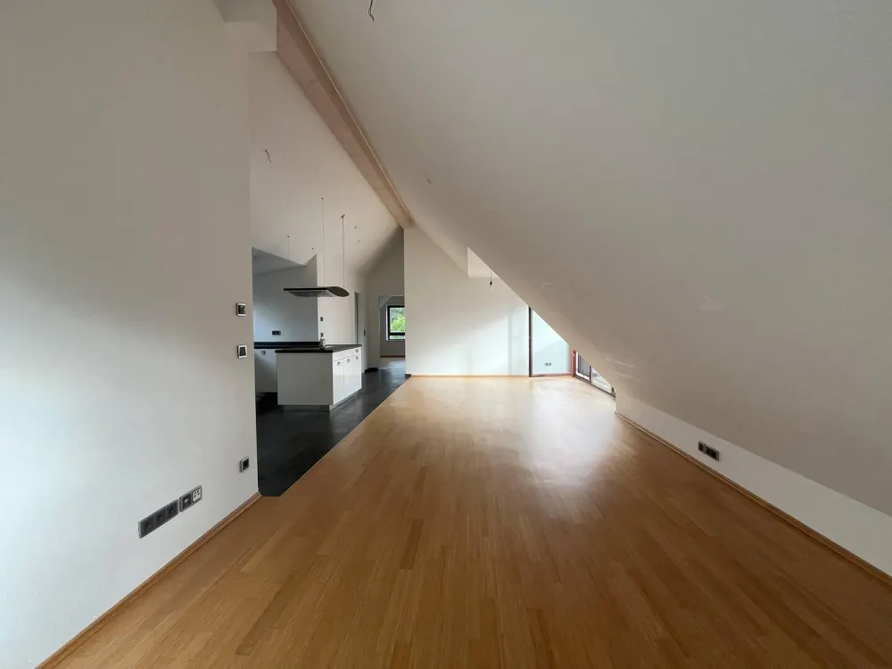 3 Zimmer lichtdurchflutete DG-Wohnung Inmitten von München-Waldtrudering