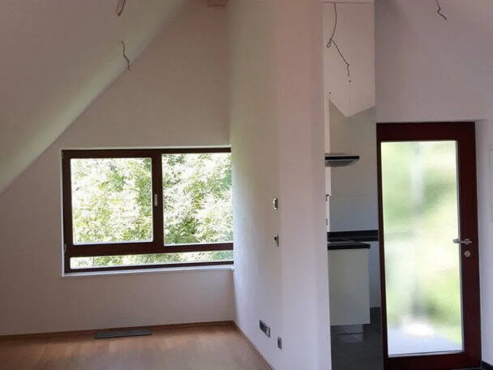 3 Zimmer lichtdurchflutete DG-Wohnung Inmitten von München-Waldtrudering