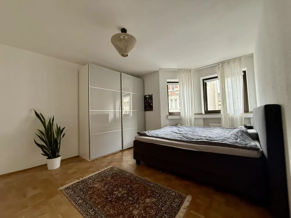 Oberkassel! 2-Zimmerwohnung in zentraler Lage - mit Tiefgaragenstellplatz!