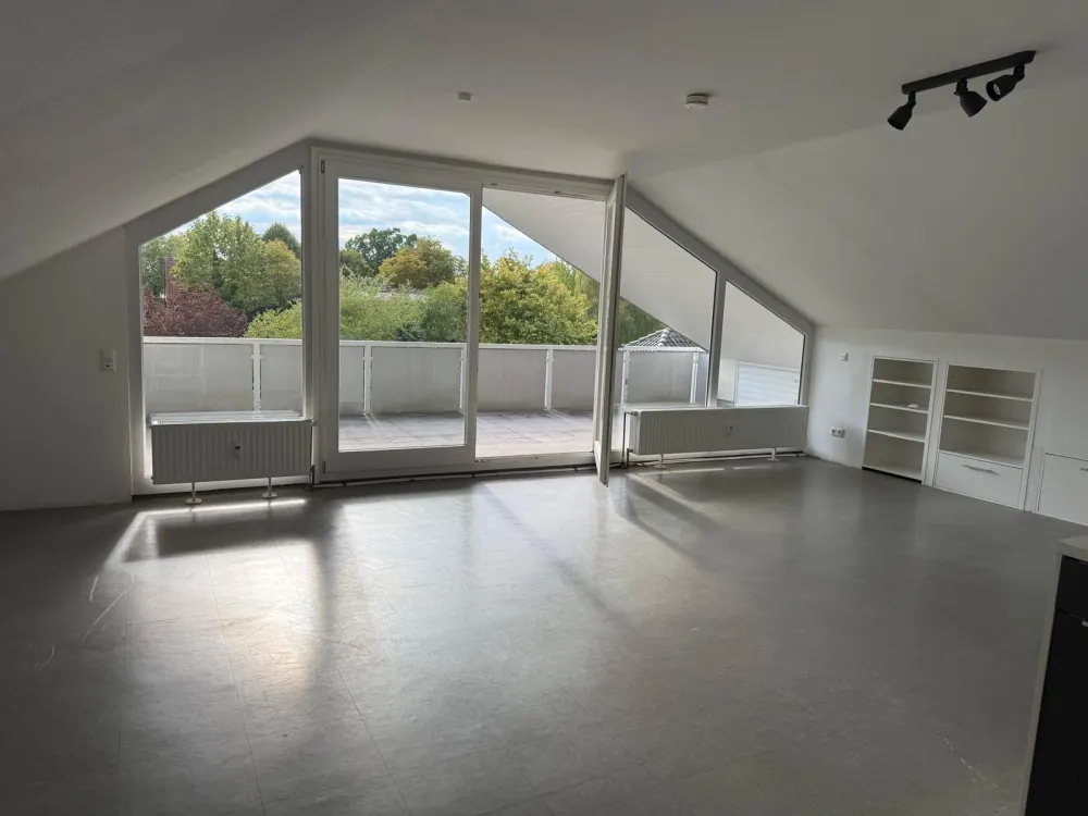 73 m², Helle Dachgeschosswohnung mit großer Südwest-Loggia