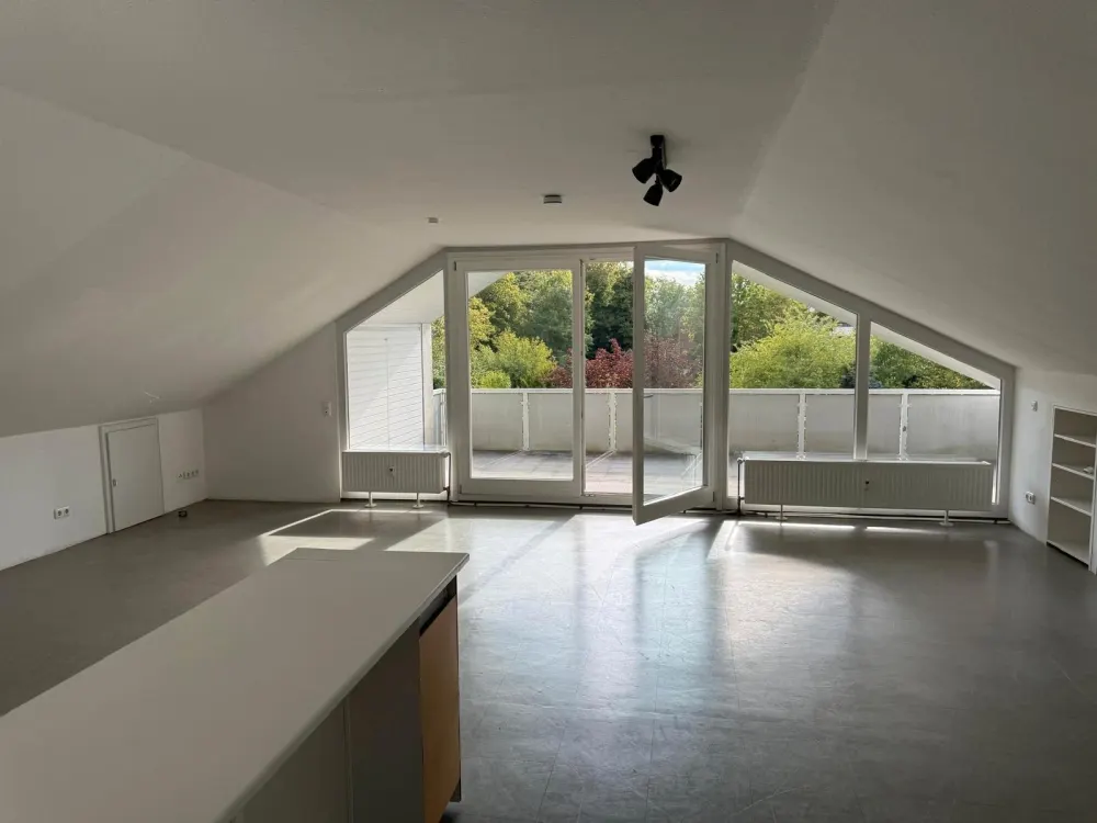 73 m², Helle Dachgeschosswohnung mit großer Südwest-Loggia