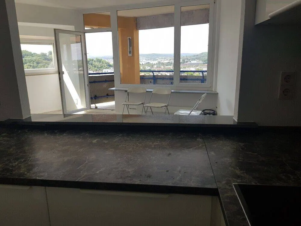 Traumhafte Aussicht: frisch renovierte 2-Zimmer-Wohnung mit Balkon im "Romeo & Julia"-Ensemble!