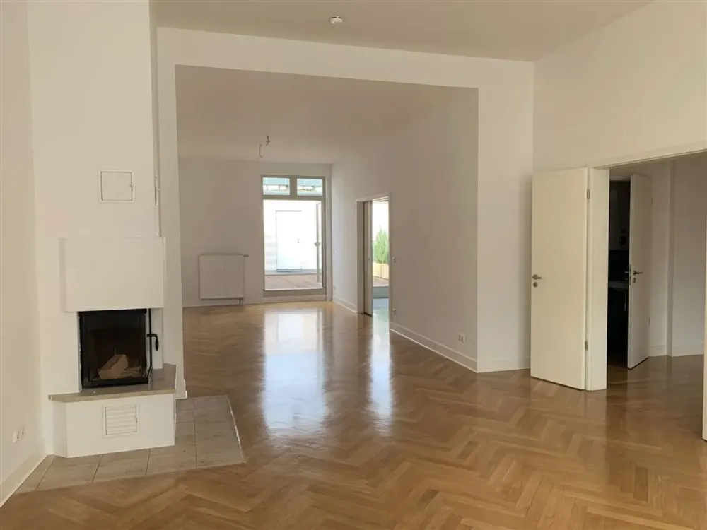 *Wunderschöne DG-Wohnung am Hackeschen Markt mit Himmelsblick*