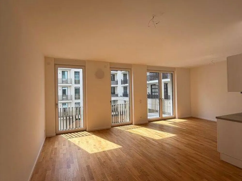 Spacious 2-Room Apartment: Fitted Kitchen and Balcony