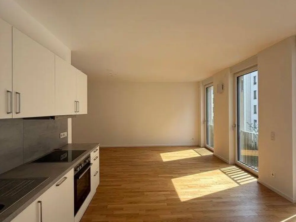 Spacious 2-Room Apartment: Fitted Kitchen and Balcony