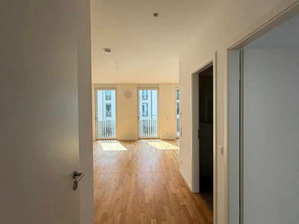 Spacious 2-Room Apartment: Fitted Kitchen and Balcony