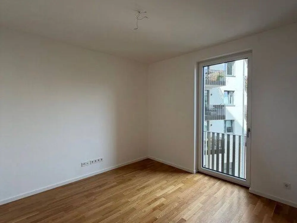 Spacious 2-Room Apartment: Fitted Kitchen and Balcony
