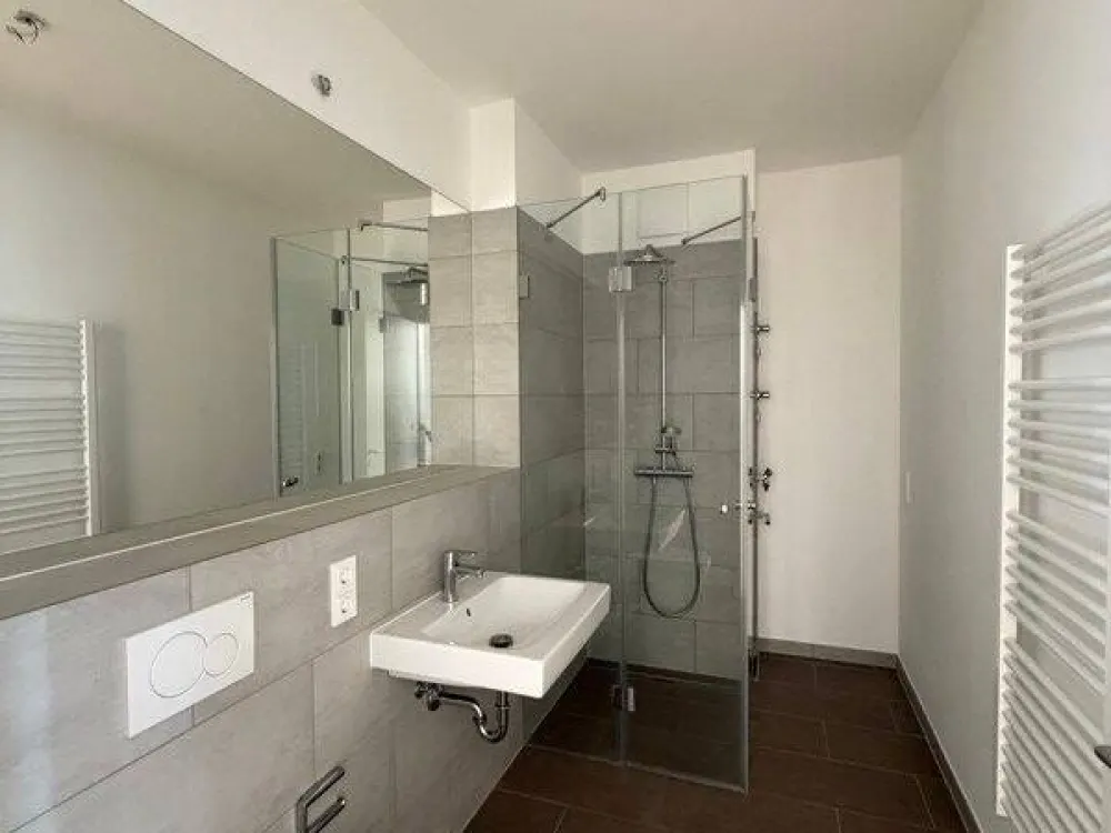 Spacious 2-Room Apartment: Fitted Kitchen and Balcony