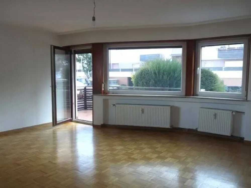 Großzügige renovierte 2 Zimmer Wohnung, großer umlaufender Balkon