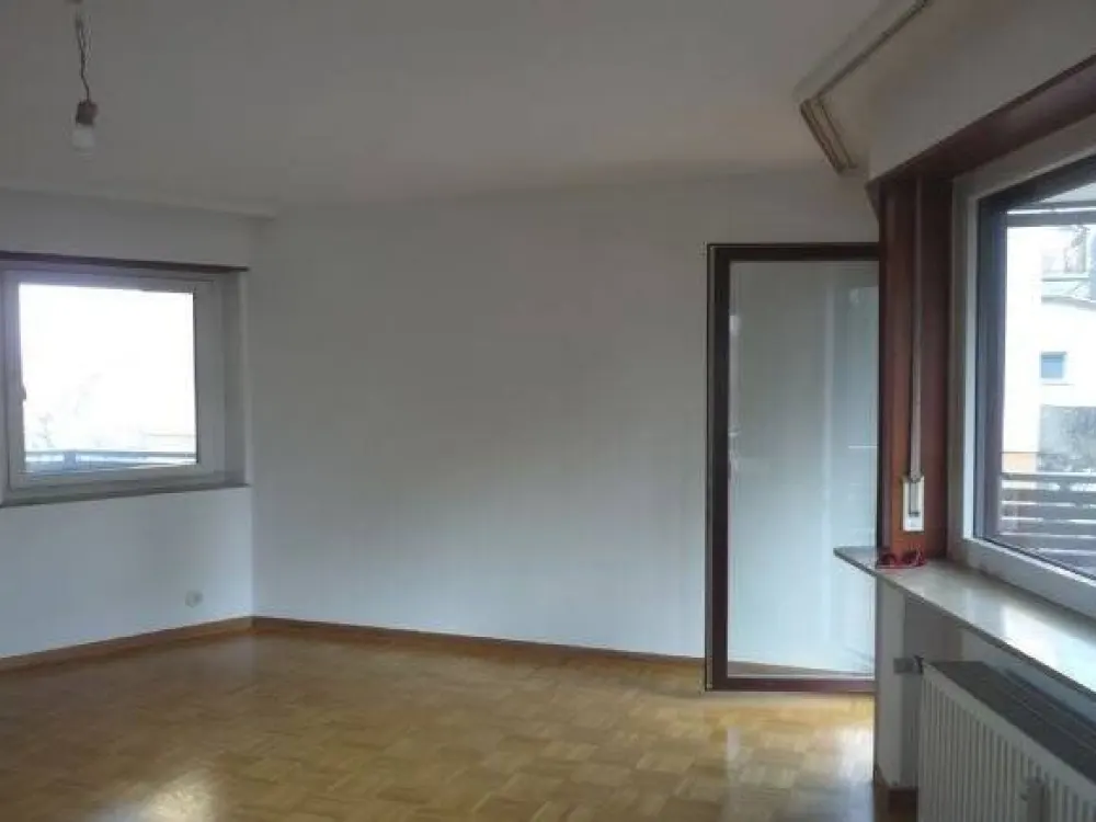 Großzügige renovierte 2 Zimmer Wohnung, großer umlaufender Balkon