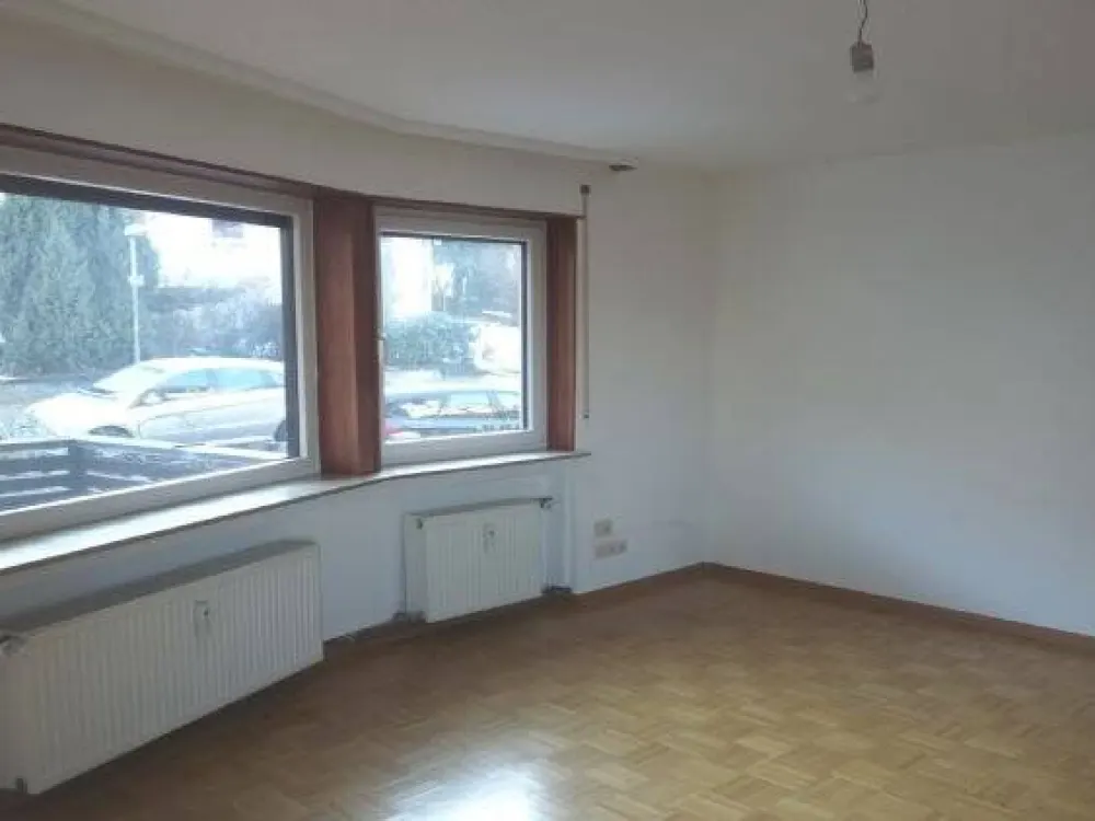 Großzügige renovierte 2 Zimmer Wohnung, großer umlaufender Balkon