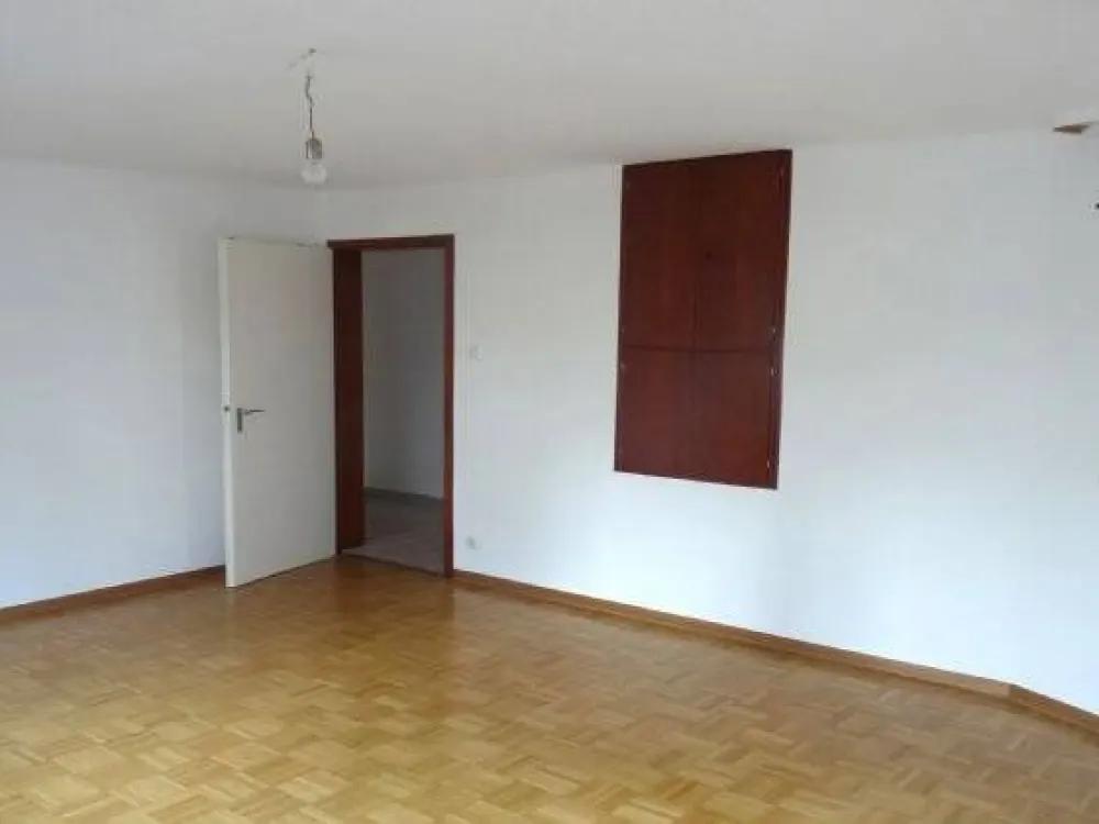 Großzügige renovierte 2 Zimmer Wohnung, großer umlaufender Balkon
