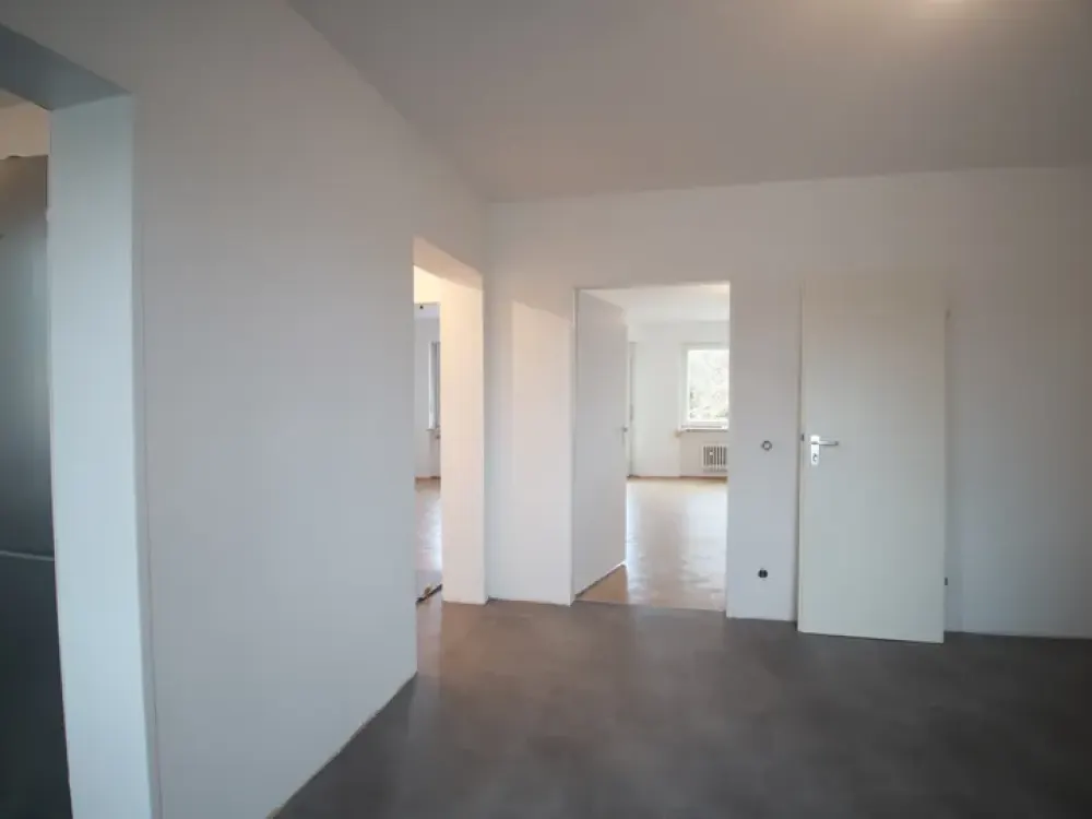 Exklusive, vollständig renovierte 2,5-Zimmer-Wohnung mit EBK und Balkon mit Würmblick in Stockdorf