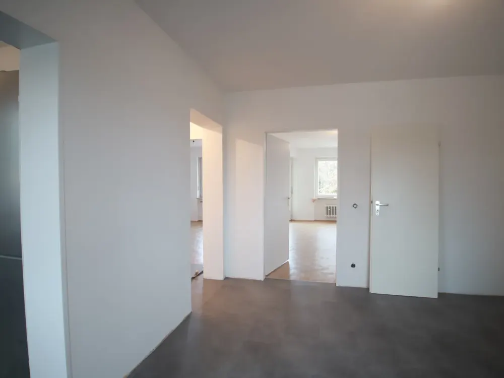 Exklusive, vollständig renovierte 2,5-Zimmer-Wohnung mit EBK und Balkon mit Würmblick in Stockdorf