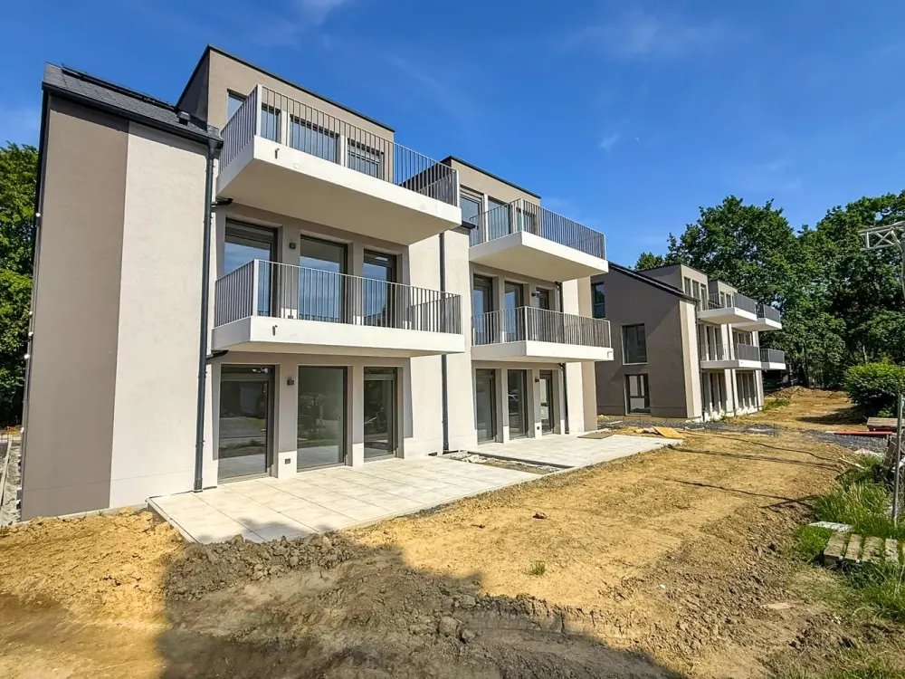 شقة حديقة للسكن الأول مع 3 غرف، تراس مواجه للجنوب، حمام بتصميم، موقف سيارات في دورتموند-بريشتن