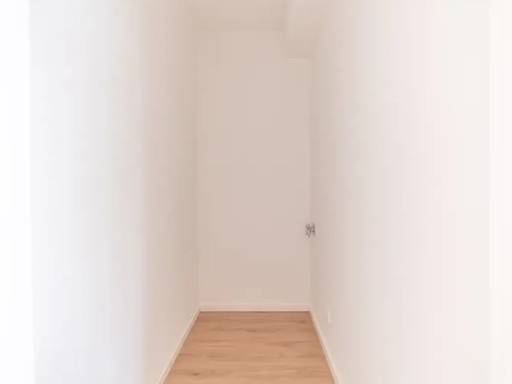 Bright 1-Bedroom Apartment with Balcony and Courtyard View Apt 236