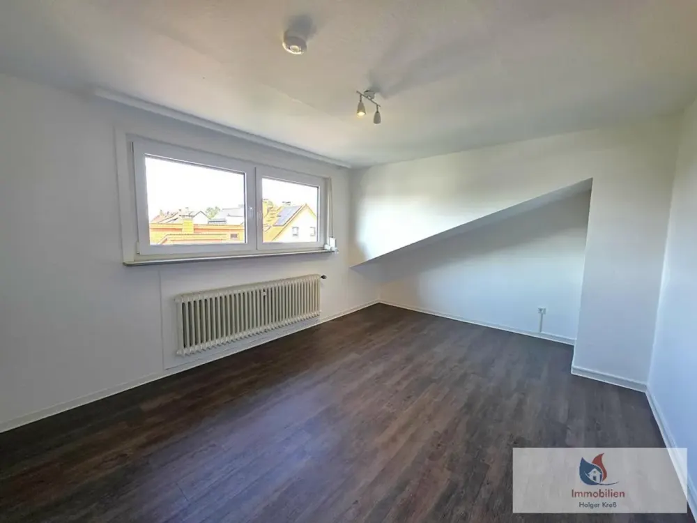 Attraktive 2 Zimmer Wohnung im Dachgeschoss mit Küche, 2 Badezimmer in ruhiger 5-Parteien-Anlage