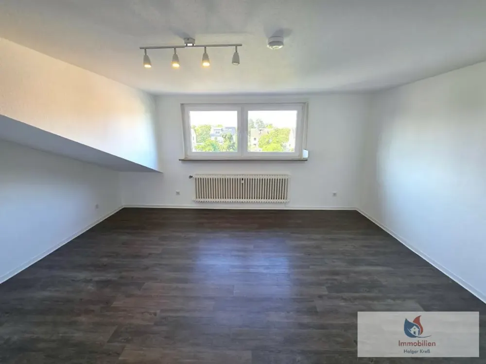 Attraktive 2 Zimmer Wohnung im Dachgeschoss mit Küche, 2 Badezimmer in ruhiger 5-Parteien-Anlage