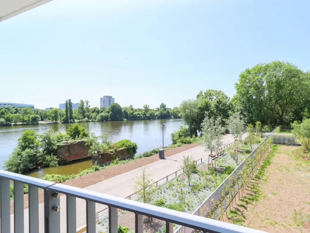 Bright Family Oasis with Sunny Balcony and Modern Fitted Kitchen, Move In & Feel at Home