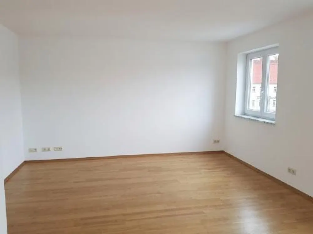 Helle 1-Zimmer Wohnung, Balkon und Tiefgarage