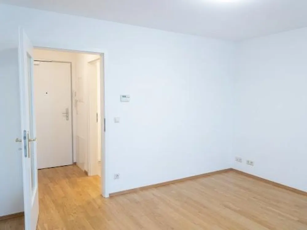 Helle 1-Zimmer Wohnung, Balkon und Tiefgarage