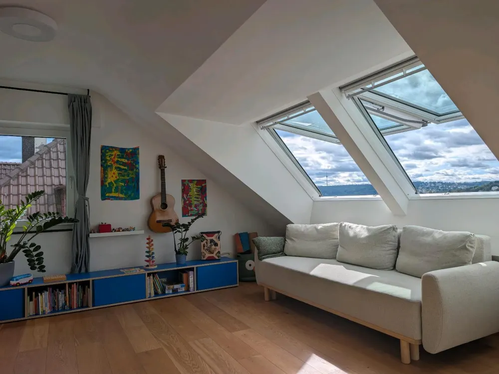 S-West: 4-Zimmer-Wohnung mit Fernblick, 2 neuen Bädern & Bühne