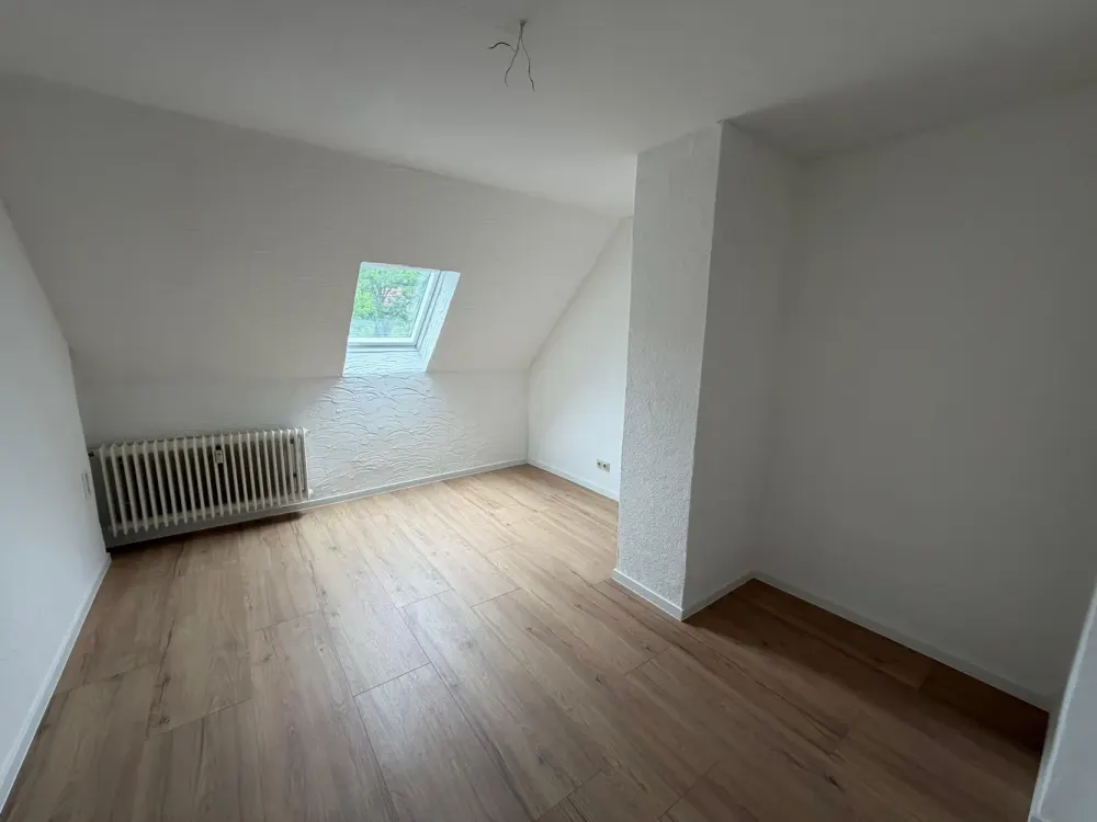 Frisch renovierte 3-Zimmer-Dachgeschosswohnung mit Badewanne, ab sofort bezugsfrei