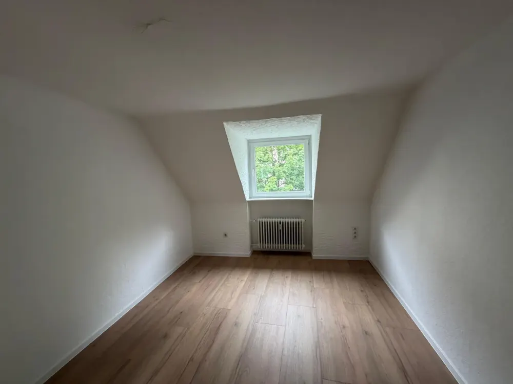 Frisch renovierte 3-Zimmer-Dachgeschosswohnung mit Badewanne, ab sofort bezugsfrei