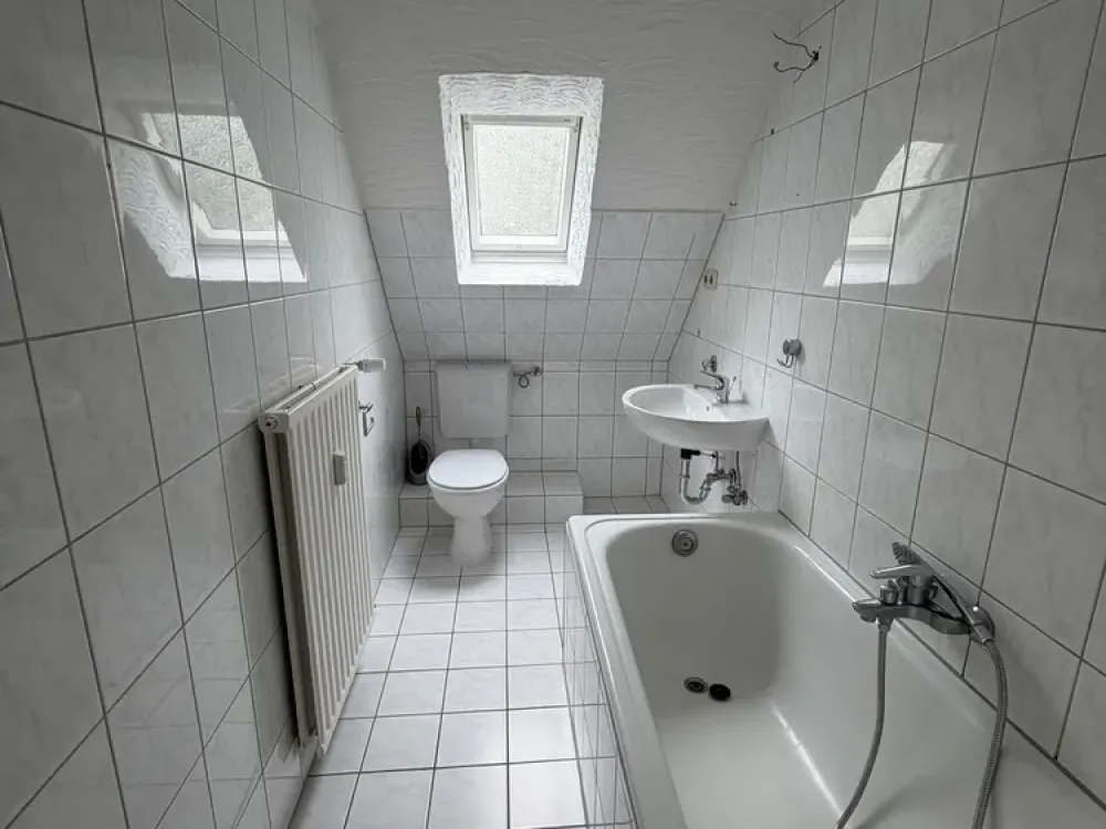 Frisch renovierte 3-Zimmer-Dachgeschosswohnung mit Badewanne, ab sofort bezugsfrei