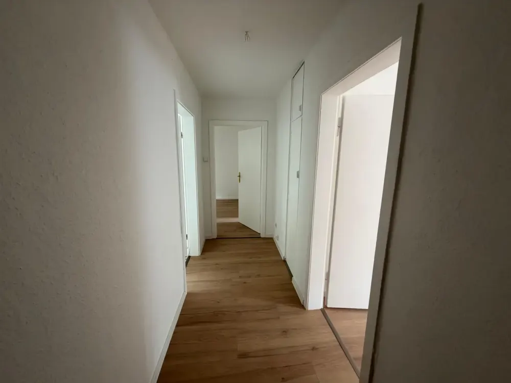 Frisch renovierte 3-Zimmer-Dachgeschosswohnung mit Badewanne, ab sofort bezugsfrei