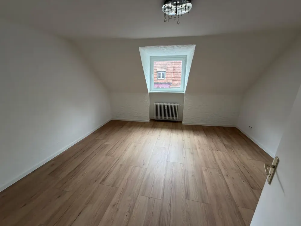 Frisch renovierte 3-Zimmer-Dachgeschosswohnung mit Badewanne, ab sofort bezugsfrei