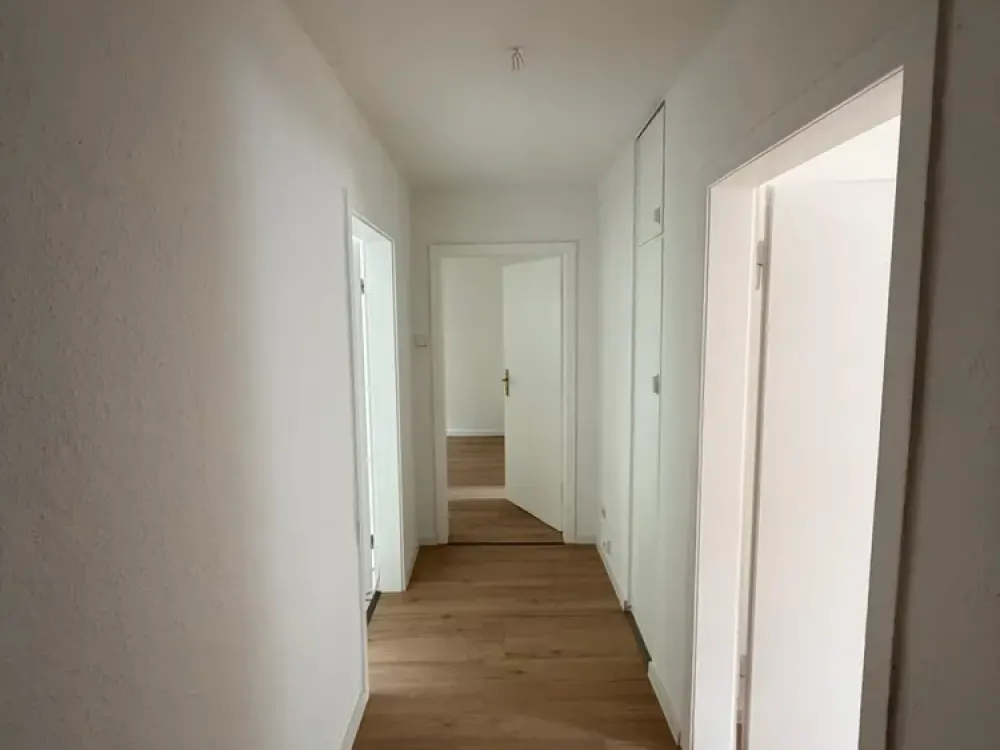 Frisch renovierte 3-Zimmer-Dachgeschosswohnung mit Badewanne, ab sofort bezugsfrei