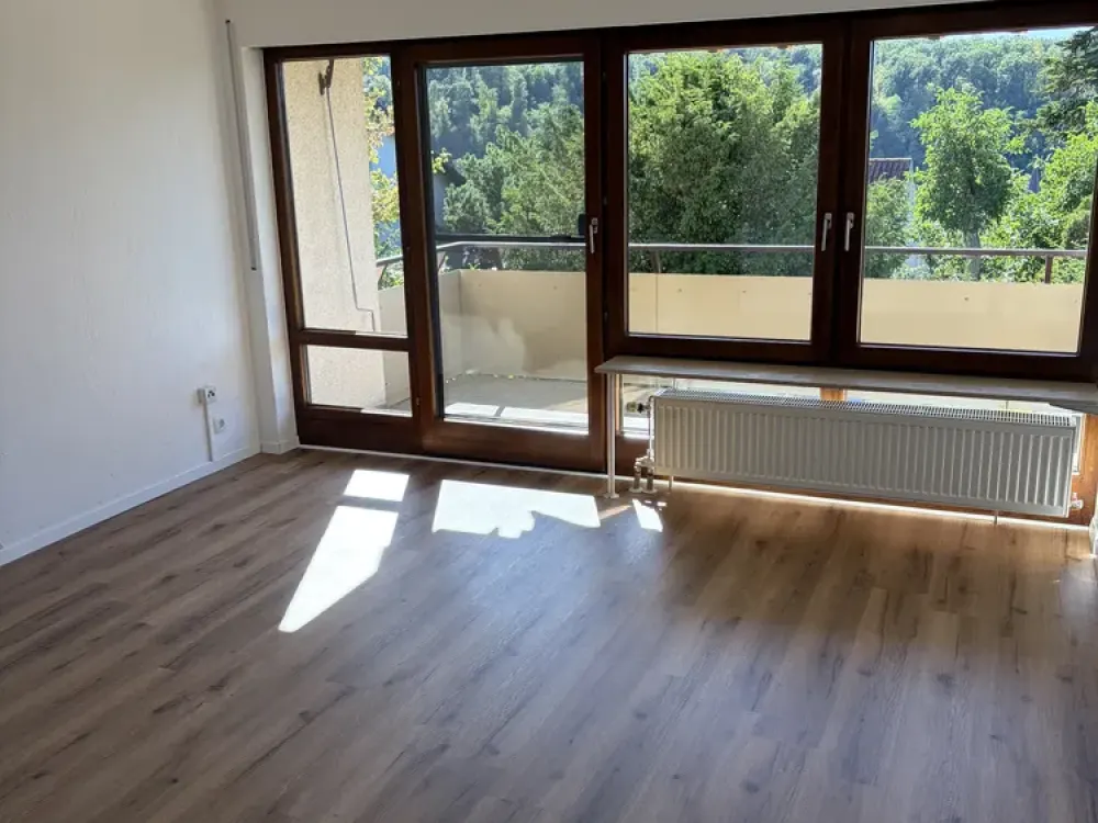 Renovated 3.5-Room Apartment with Panoramic View in Neckarrems
