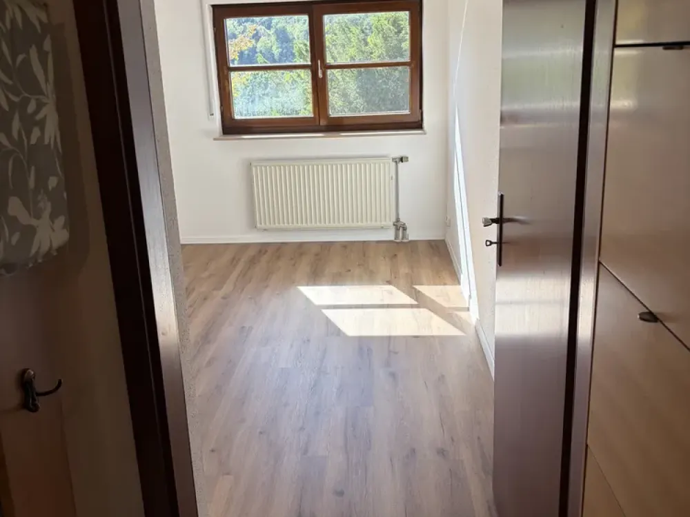 Renovated 3.5-Room Apartment with Panoramic View in Neckarrems
