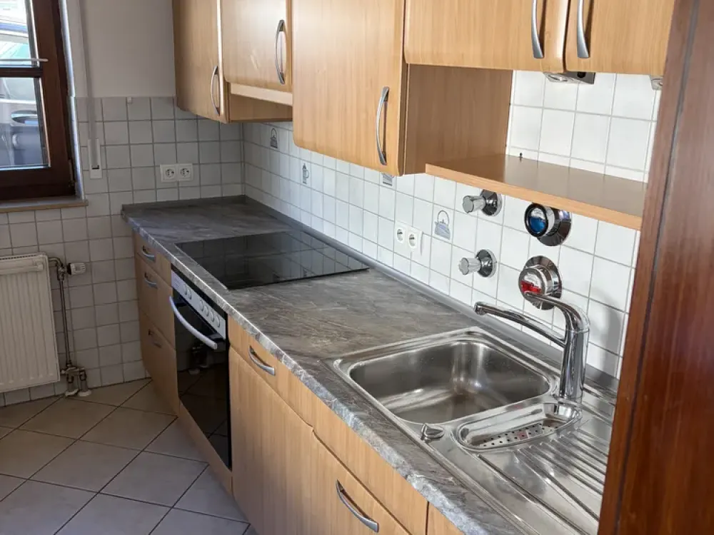 Renovated 3.5-Room Apartment with Panoramic View in Neckarrems