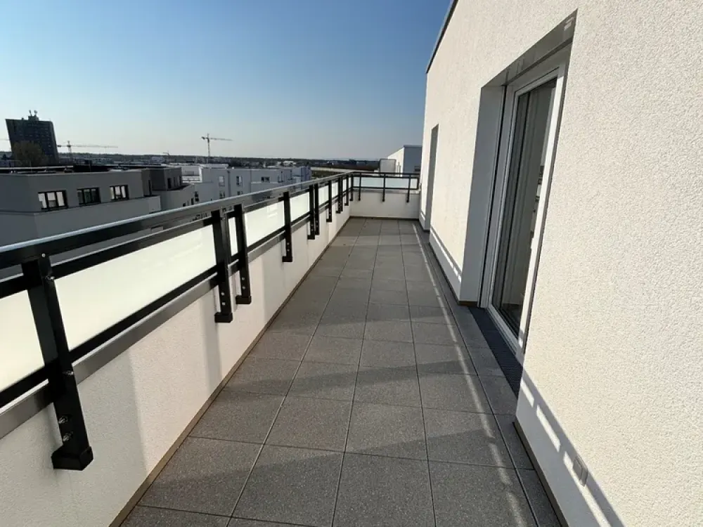 3 Zimmer, innenliegendes Bad mit Badewanne, Wohnküche, Gäste-WC mit Dusche und Dachterrasse