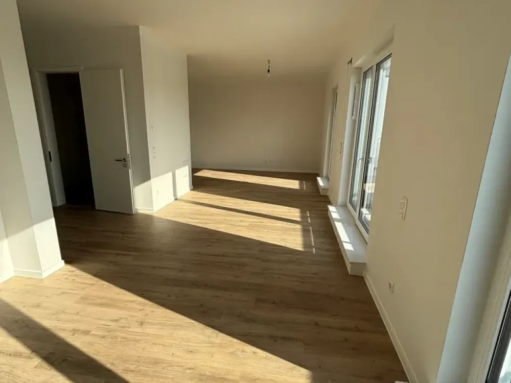 3 Zimmer, innenliegendes Bad mit Badewanne, Wohnküche, Gäste-WC mit Dusche und Dachterrasse