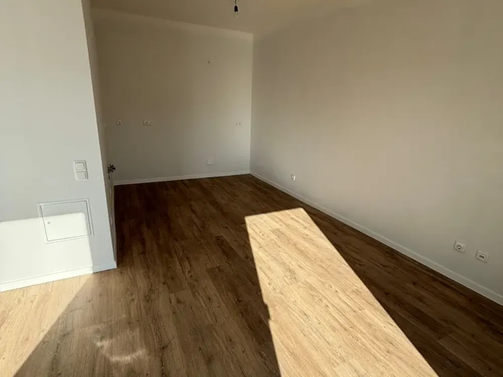 3 Zimmer, innenliegendes Bad mit Badewanne, Wohnküche, Gäste-WC mit Dusche und Dachterrasse
