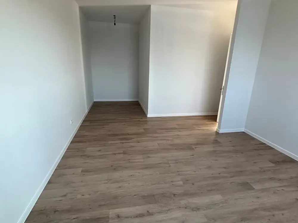3 Zimmer, innenliegendes Bad mit Badewanne, Wohnküche, Gäste-WC mit Dusche und Dachterrasse