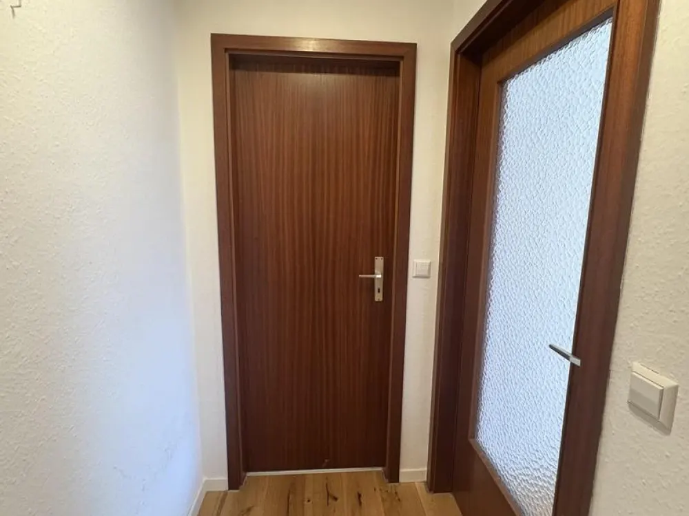 Ideal für Geschäftsleute und Studierende: 1-Zimmer-Wohnung mit Balkon und Tiefgaragenstellplatz