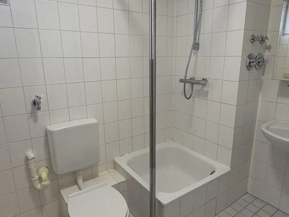 Ideal für Geschäftsleute und Studierende: 1-Zimmer-Wohnung mit Balkon und Tiefgaragenstellplatz