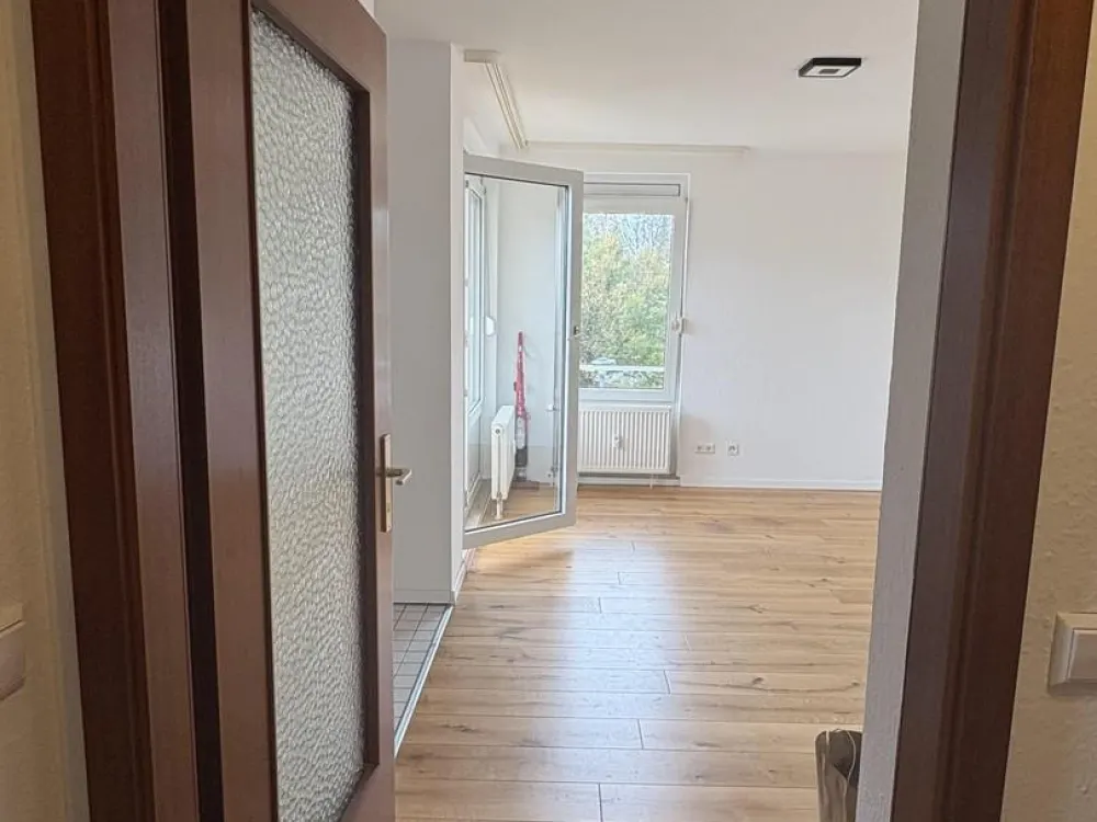 Ideal für Geschäftsleute und Studierende: 1-Zimmer-Wohnung mit Balkon und Tiefgaragenstellplatz