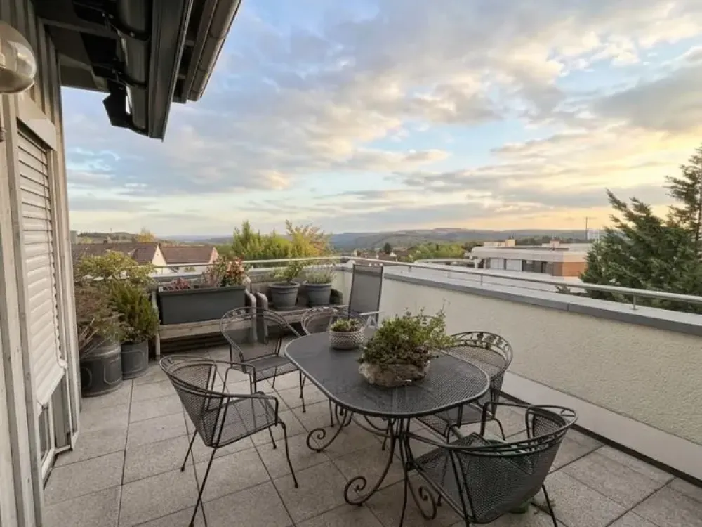 Exclusive Penthouse with Distant View: Spacious 3-Room Apartment with Direct Elevator
