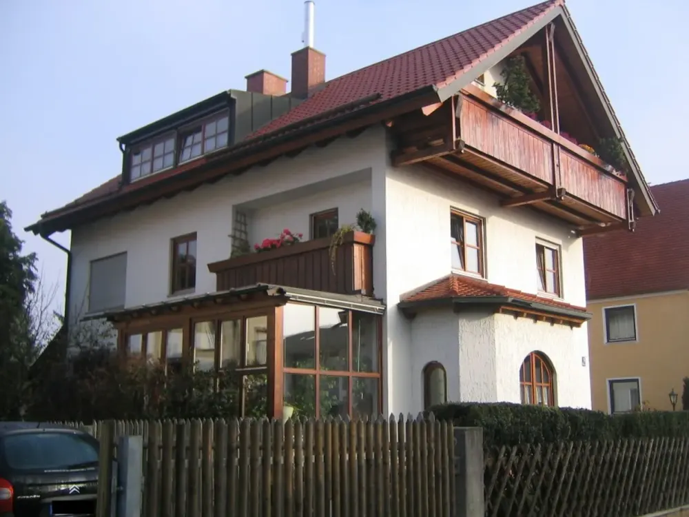 Renovierte 3,5-Raum-Maisonette-Wohnung mit 2 x Balkon und EBK in München-Lerchenau