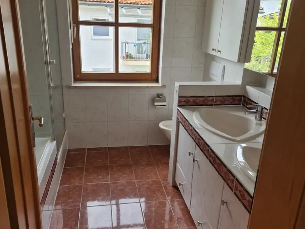 Renovierte 3,5-Raum-Maisonette-Wohnung mit 2 x Balkon und EBK in München-Lerchenau
