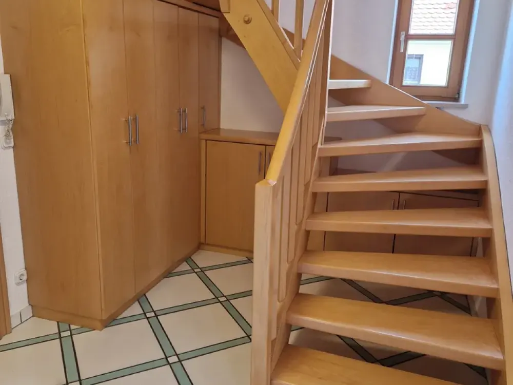 Renovierte 3,5-Raum-Maisonette-Wohnung mit 2 x Balkon und EBK in München-Lerchenau