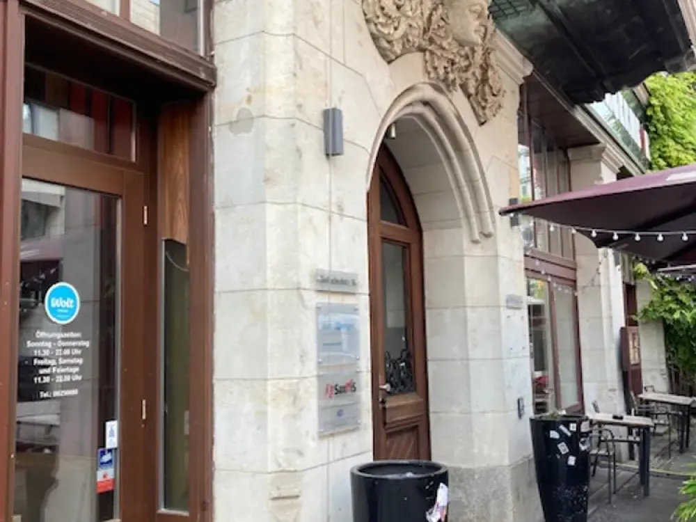 Exklusive 3Raum-Dachgeschosswohnung mit großer Terrasse, Balkon u. Einbauküche im Herzen von Leipzig