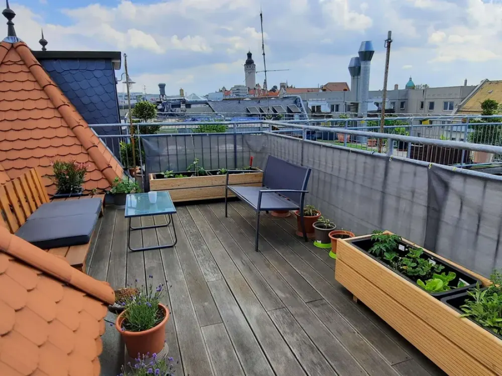 Exklusive 3Raum-Dachgeschosswohnung mit großer Terrasse, Balkon u. Einbauküche im Herzen von Leipzig